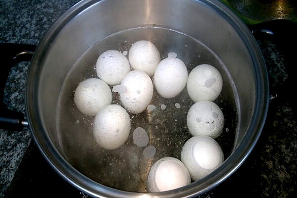 Luộc trứng vịt lộn với nước dừa