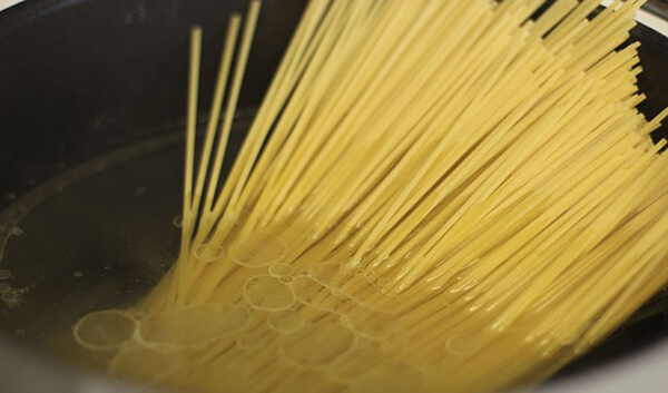 cách làm mì ý spaghetti xúc xích 